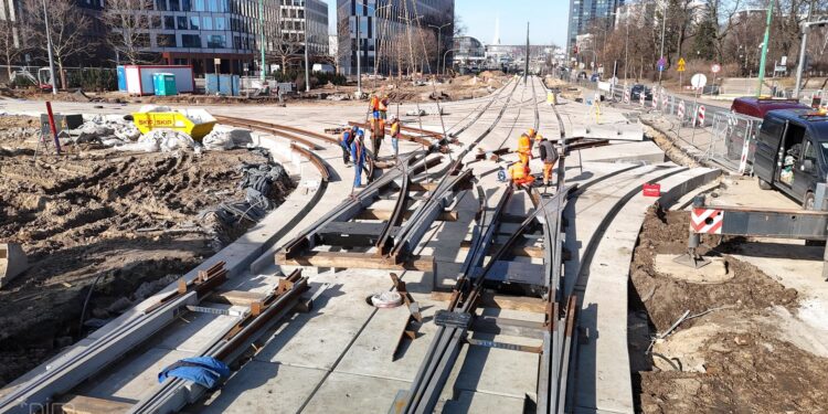 Kolejne elementy torowiska pojawiają się na węźle Wierzbięcice. Miasto informuje o postępach
