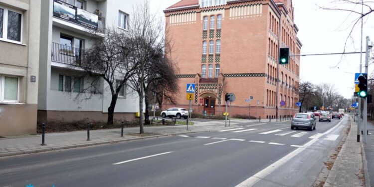 Awaria kanalizacyjna w centrum Poznania. Zmiany w kursowaniu autobusów