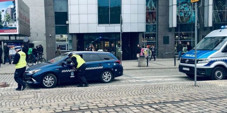Poszukiwany kierowca świadczył usługi taxi. Policyjna akcja w centrum Poznania