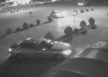 Pasażerowie siedzieli na drzwiach pojazdów BMW i Audi podczas jazdy. Niecodzienny incydent w regionie [WIDEO]