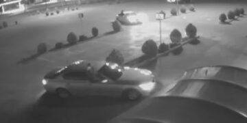 Pasażerowie siedzieli na drzwiach pojazdów BMW i Audi podczas jazdy. Niecodzienny incydent w regionie [WIDEO]