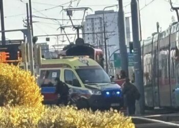 Kobieta wpadła pod tramwaj w Poznaniu. Trwa akcja ratunkowa