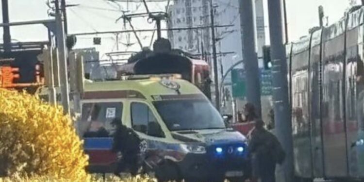 Kobieta wpadła pod tramwaj w Poznaniu. Trwa akcja ratunkowa