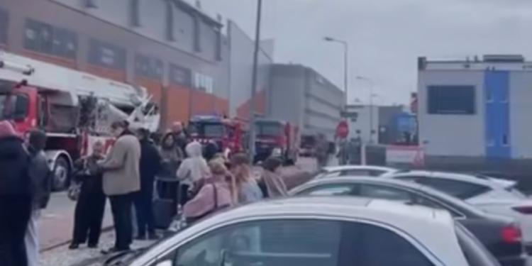 Pożar w centrum handlowym w Poznaniu. Setki osób ewakuowane