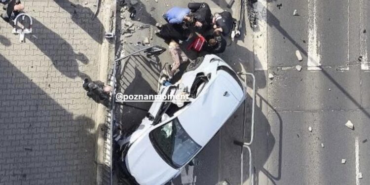 Groźne zderzenie na skrzyżowaniu w Poznaniu. Trwa ratunkowa akcja służb