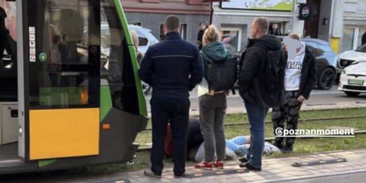 Wypadek na Wierzbięcicach w Poznaniu. Tramwaj potrącił mężczyznę