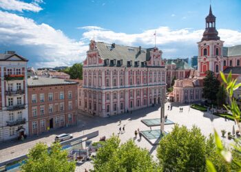 Na ratuszu w Poznaniu zawisły flagi państwowe, które nawiązują do trzech istotnych rocznic