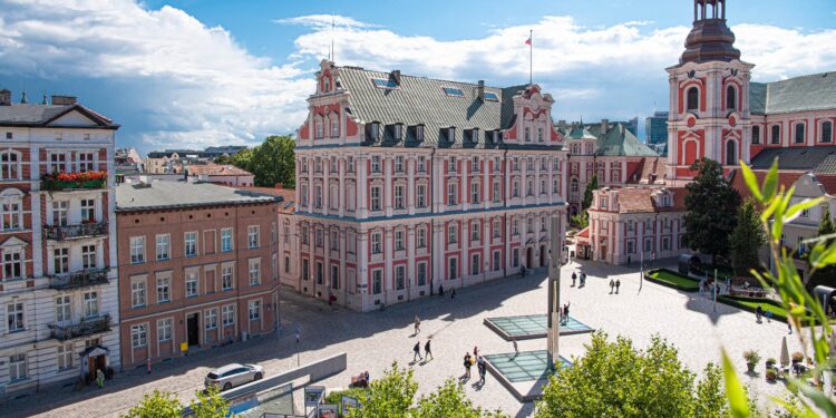 Na ratuszu w Poznaniu zawisły flagi państwowe, które nawiązują do trzech istotnych rocznic