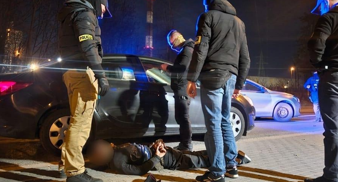 Złodziejski rajd zakończony na drzewie w Poznaniu. Spektakularne zatrzymanie po serii włamań