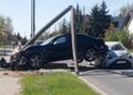 Poważny wypadek w Poznaniu. Auto uderzyło w słup