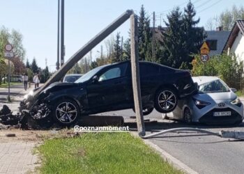 Poważny wypadek w Poznaniu. Auto uderzyło w słup