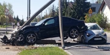 Poważny wypadek w Poznaniu. Auto uderzyło w słup