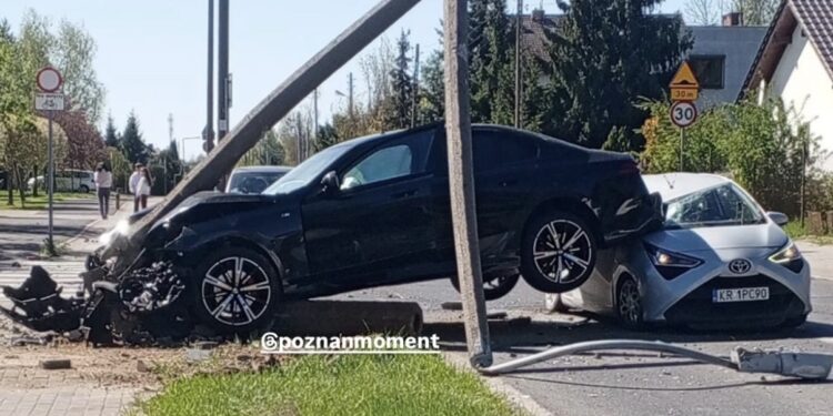 Poważny wypadek w Poznaniu. Auto uderzyło w słup