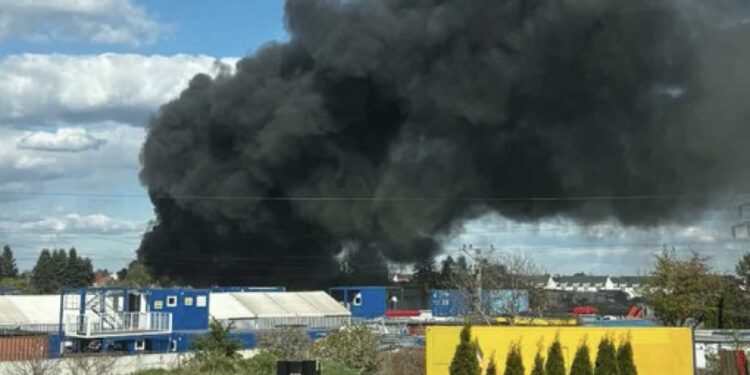 Duży pożar w Luboniu. Służby apelują o zamknięcie okien