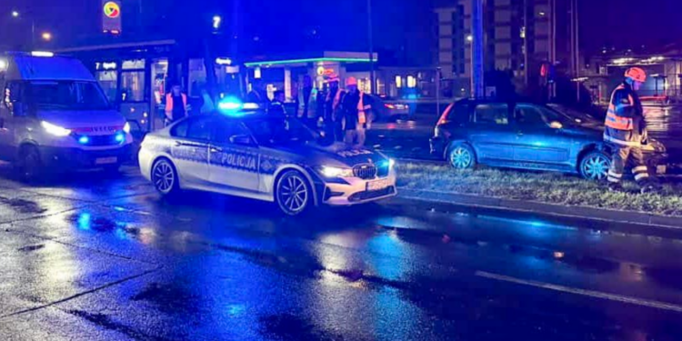 Nocna zagadka na Zamenhofa w Poznaniu. Auto porzucone na torowisku, kierowca zniknął bez śladu