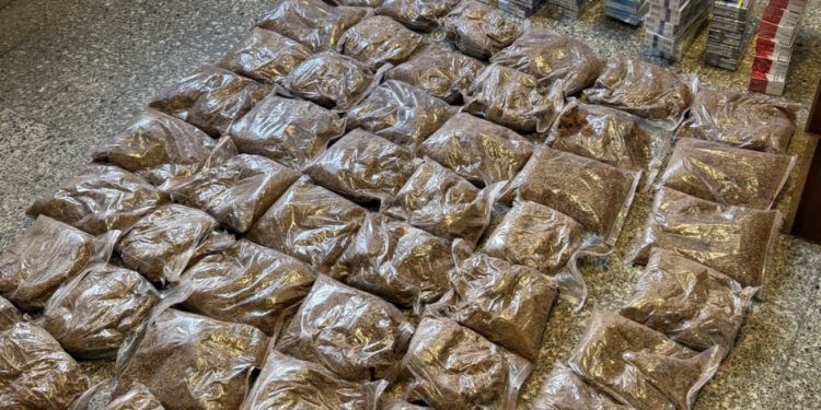 Ponad 28 kilogramów nielegalnego tytoniu przejętego pod Poznaniem. Akcja policji w Środzie Wielkopolskiej