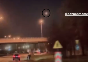 Tajemnicze światło nad Poznaniem. Wieczorne niebo rozświetlił niezwykły obiekt