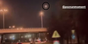 Tajemnicze światło nad Poznaniem. Wieczorne niebo rozświetlił niezwykły obiekt