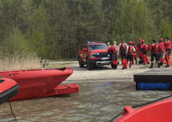 Dramat nad jeziorem w regionie. Żaglówka z dziećmi wywrócona, natychmiastowa akcja służb
