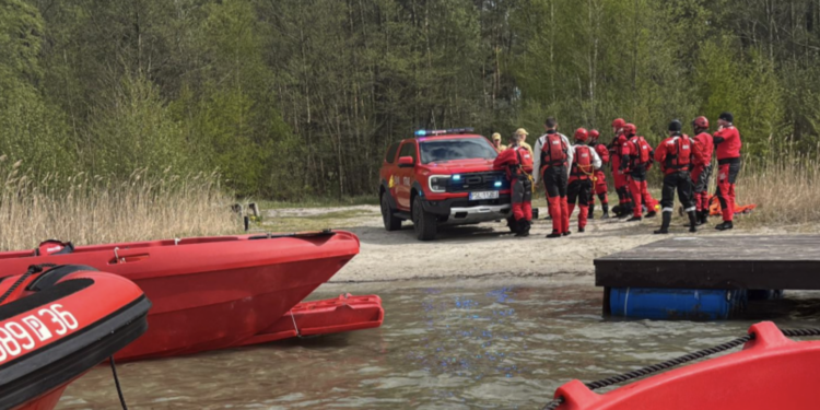 Dramat nad jeziorem w regionie. Żaglówka z dziećmi wywrócona, natychmiastowa akcja służb
