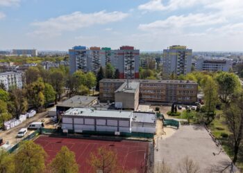 Wiecha na dachu przy Raszyńskiej. Uczniowie już zaglądają na plac budowy