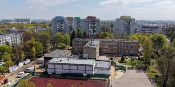 Wiecha na dachu przy Raszyńskiej. Uczniowie już zaglądają na plac budowy