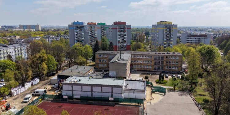 Wiecha na dachu przy Raszyńskiej. Uczniowie już zaglądają na plac budowy