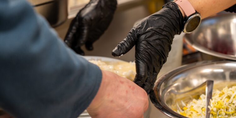 Nie wyrzucaj jedzenia po świętach. Sprawdź, gdzie możesz je oddać potrzebującym