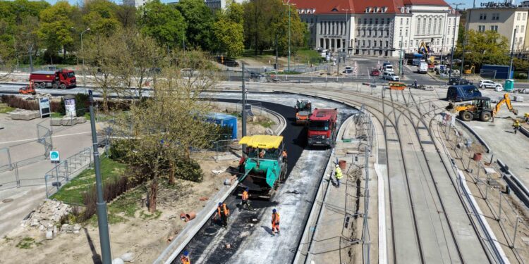 Nowa nawierzchnia i kluczowy etap budowy trasy tramwajowej