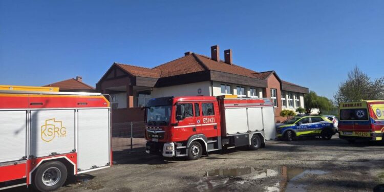 Uczniowie zgłaszali trudności z oddychaniem. Interwencja służb w szkole w regionie