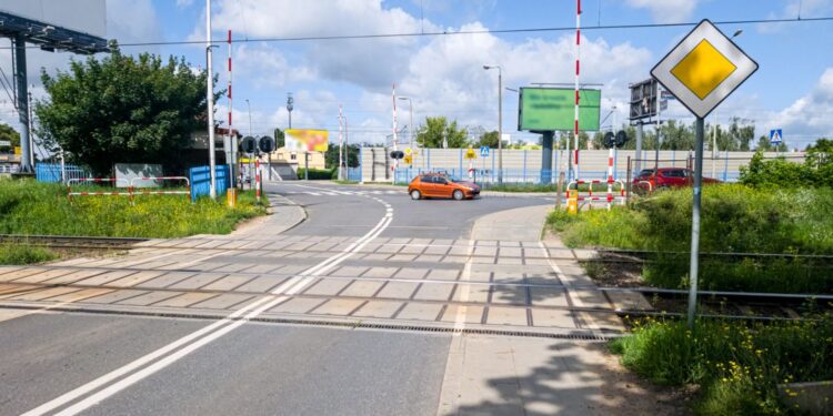 Ważne przejazdy kolejowe zostaną zamknięte. Kierowcy i piesi muszą przygotować się na zmiany