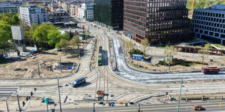 Poznań wprowadza duże zmiany w centrum. Kierowców i pasażerów czekają nowe utrudnienia przy ul. Ratajczaka