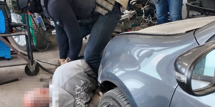 Porwali 41-letniego obywatela Niemiec z parkingu. Podszywali się pod policjantów