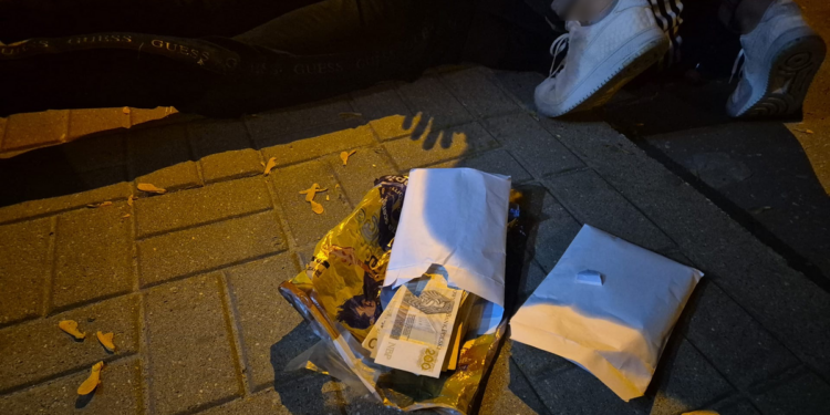 Fałszywi policjanci znów uderzyli. Kryminalni zatrzymali podejrzanych chwilę po odbiorze pieniędzy