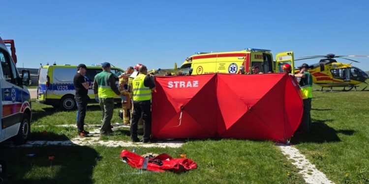 Tragiczny wypadek na lotnisku w regionie. Spadochroniarz zginął po upadku z wysokości 4000 metrów
