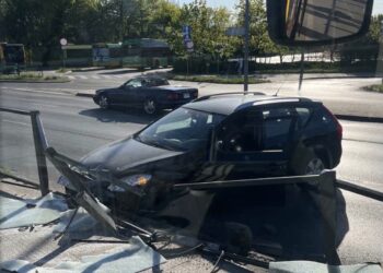 Samochód uderzył w barierki w Poznaniu. Zaskakujące ustalenia dotyczące kierowcy