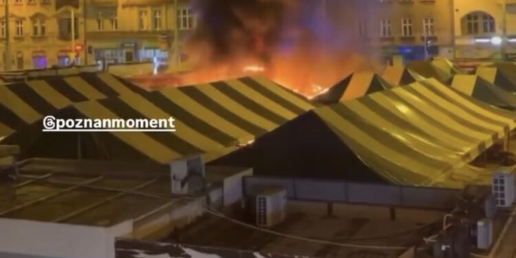 Pożar na Rynku Jeżyckim! Ogień pojawił się nagle. Służby pędzą na miejsce