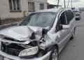 O krok od tragedii w powiecie gostyńskim. Betonowa płyta uderzyła w jadący samochód
