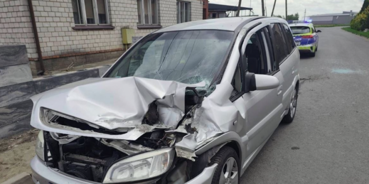 O krok od tragedii w powiecie gostyńskim. Betonowa płyta uderzyła w jadący samochód