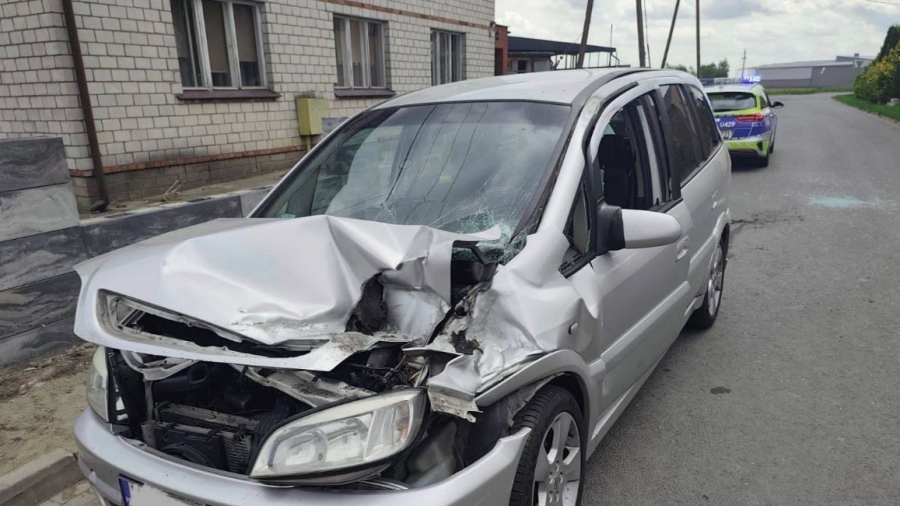 O krok od tragedii w powiecie gostyńskim. Betonowa płyta uderzyła w jadący samochód