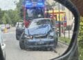 Pościg jak z filmu na Łazarzu! Młody kierowca bez prawa jazdy rozbił auta i próbował przekupić świadków