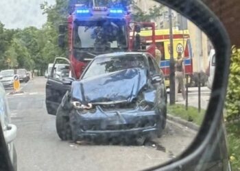 Pościg jak z filmu na Łazarzu! Młody kierowca bez prawa jazdy rozbił auta i próbował przekupić świadków