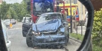 Pościg jak z filmu na Łazarzu! Młody kierowca bez prawa jazdy rozbił auta i próbował przekupić świadków