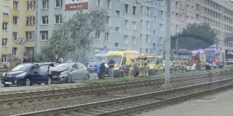 Groźny wypadek w Poznaniu. Zderzyło się kilka aut