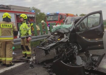 Wypadek na A2 o świcie! Bus wbił się w ciężarówkę, ranni trafili do szpitali