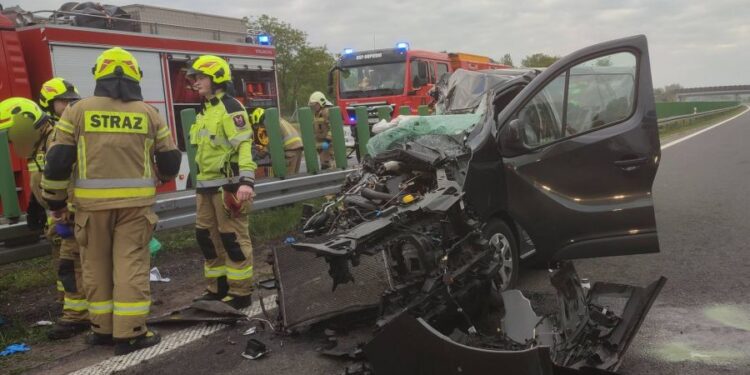 Wypadek na A2 o świcie! Bus wbił się w ciężarówkę, ranni trafili do szpitali