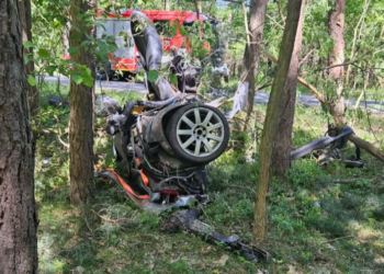 Auto roztrzaskało się na drzewie, nie żyje młody kierowca