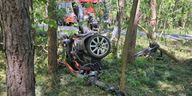 Auto roztrzaskało się na drzewie, nie żyje młody kierowca