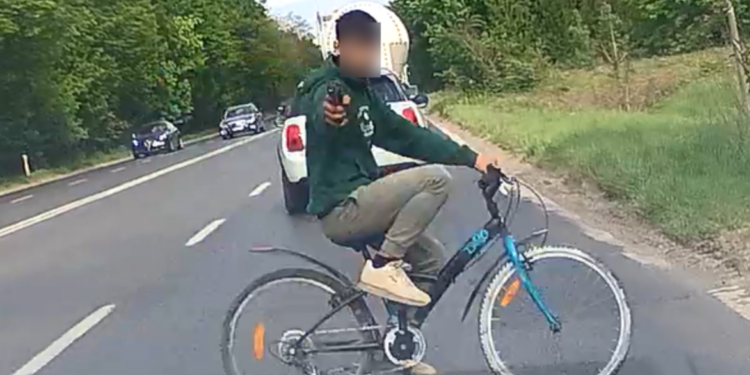 13-latek z atrapą broni groził kierowcy na Lechickiej