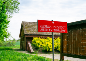 Poznań zaprasza do rezerwatu Meteoryt Morasko. Uczestnicy zobaczą kratery i prawdziwy meteoryt
